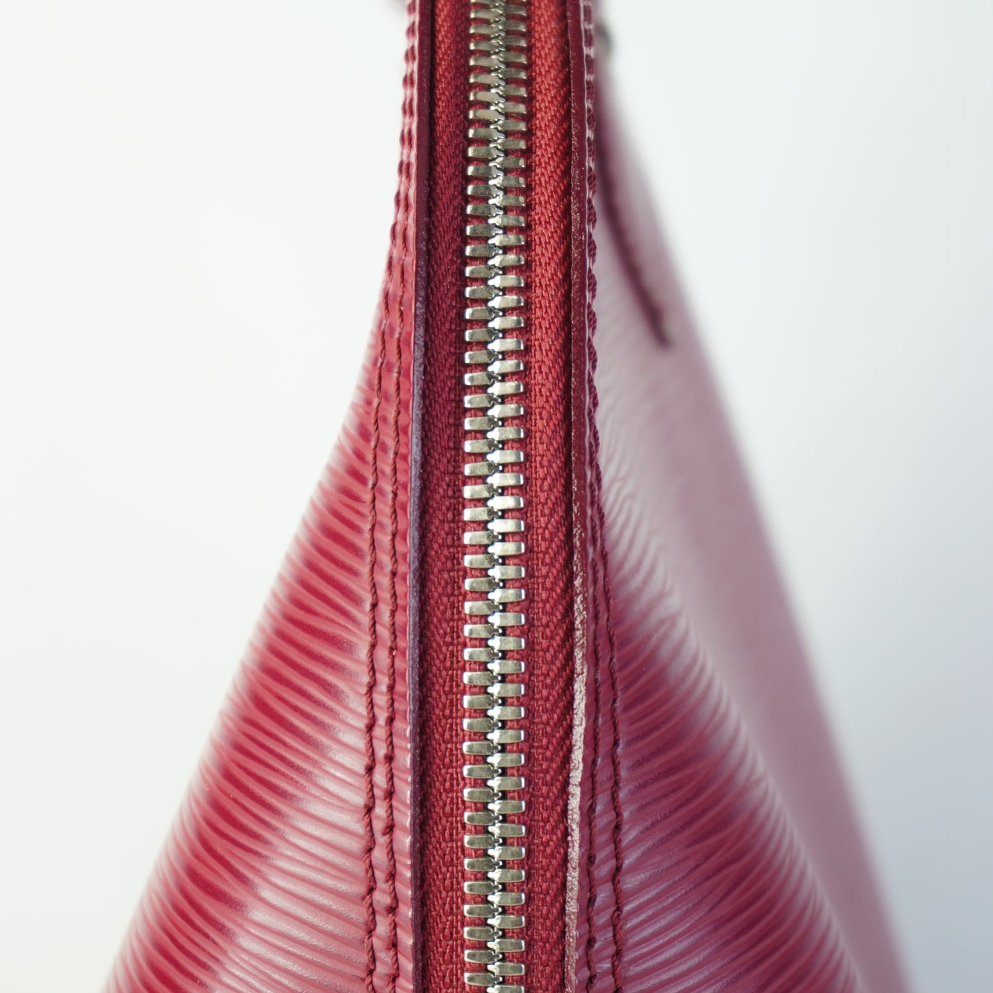 Louis Vuitton	Alma Handbag Epi Leather Burgundy