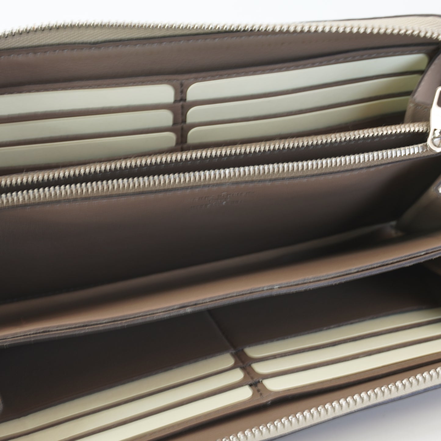 Louis Vuitton	Portefeuille Comet Beige Long Zippy Wallet