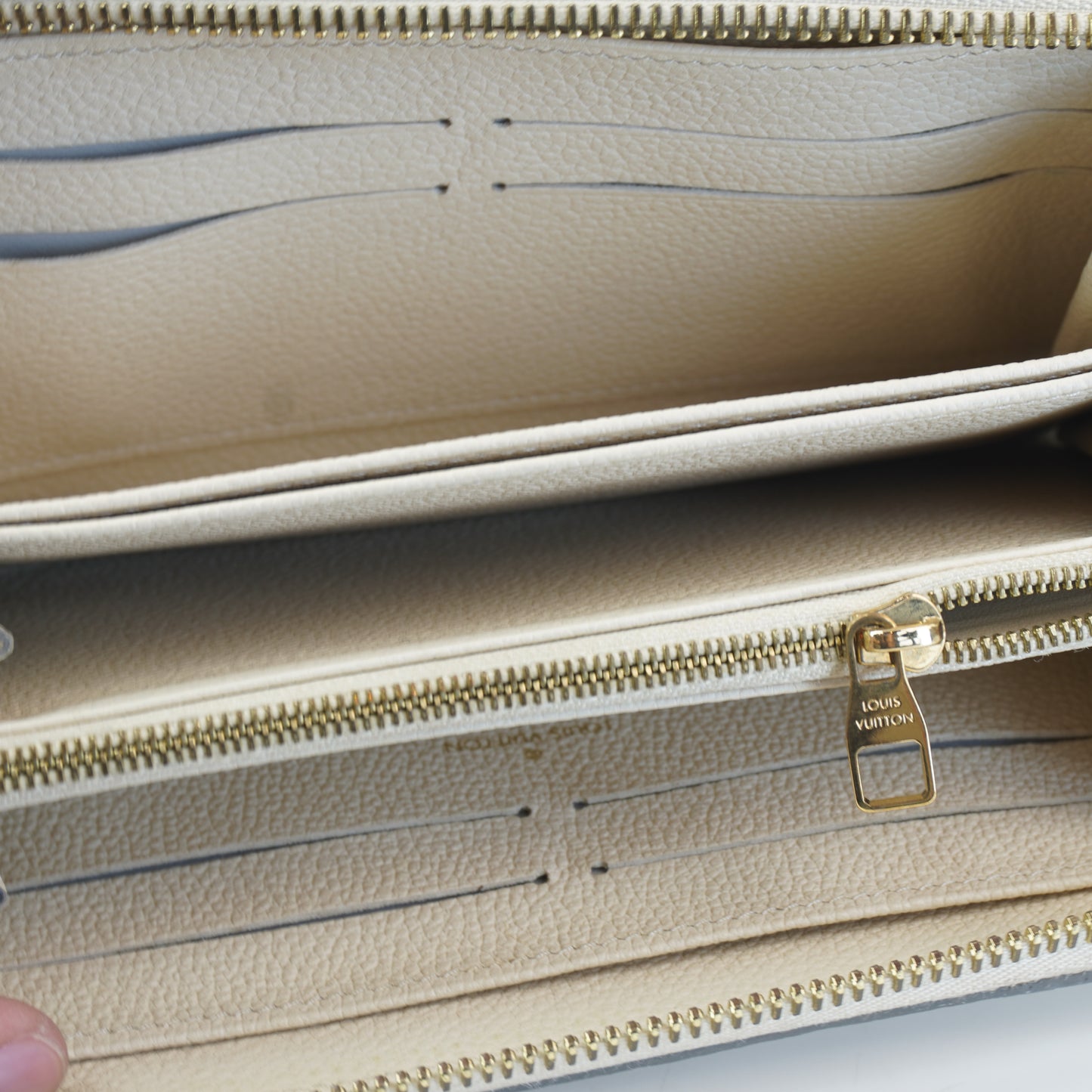 Louis Vuitton	Empriente Off-white long Zippy Wallet