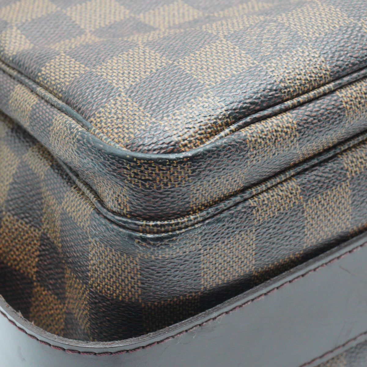Louis Vuitton	Naviglio Messenger Bag Medium GHW