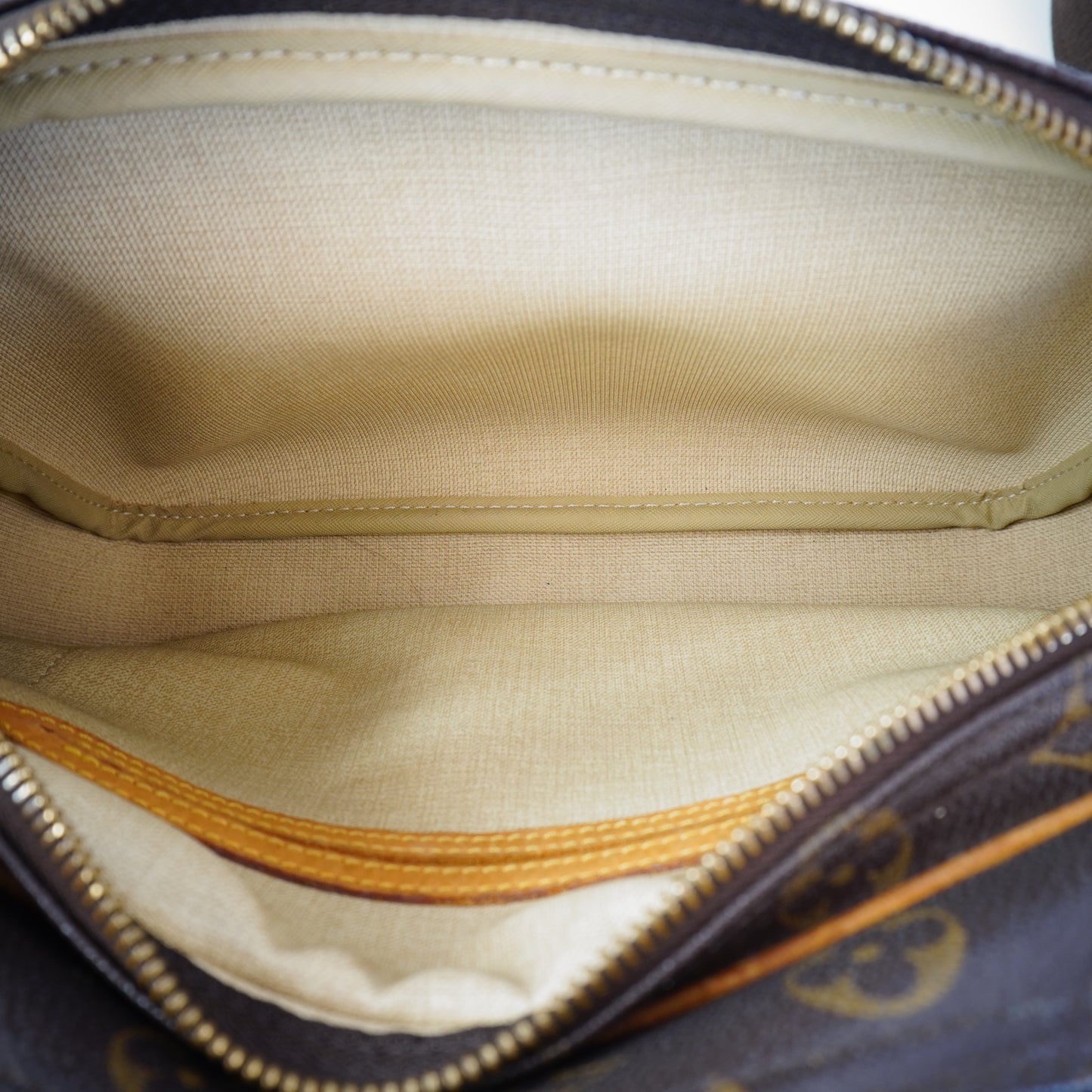Louis Vuitton	Reporter Bag GHW Medium