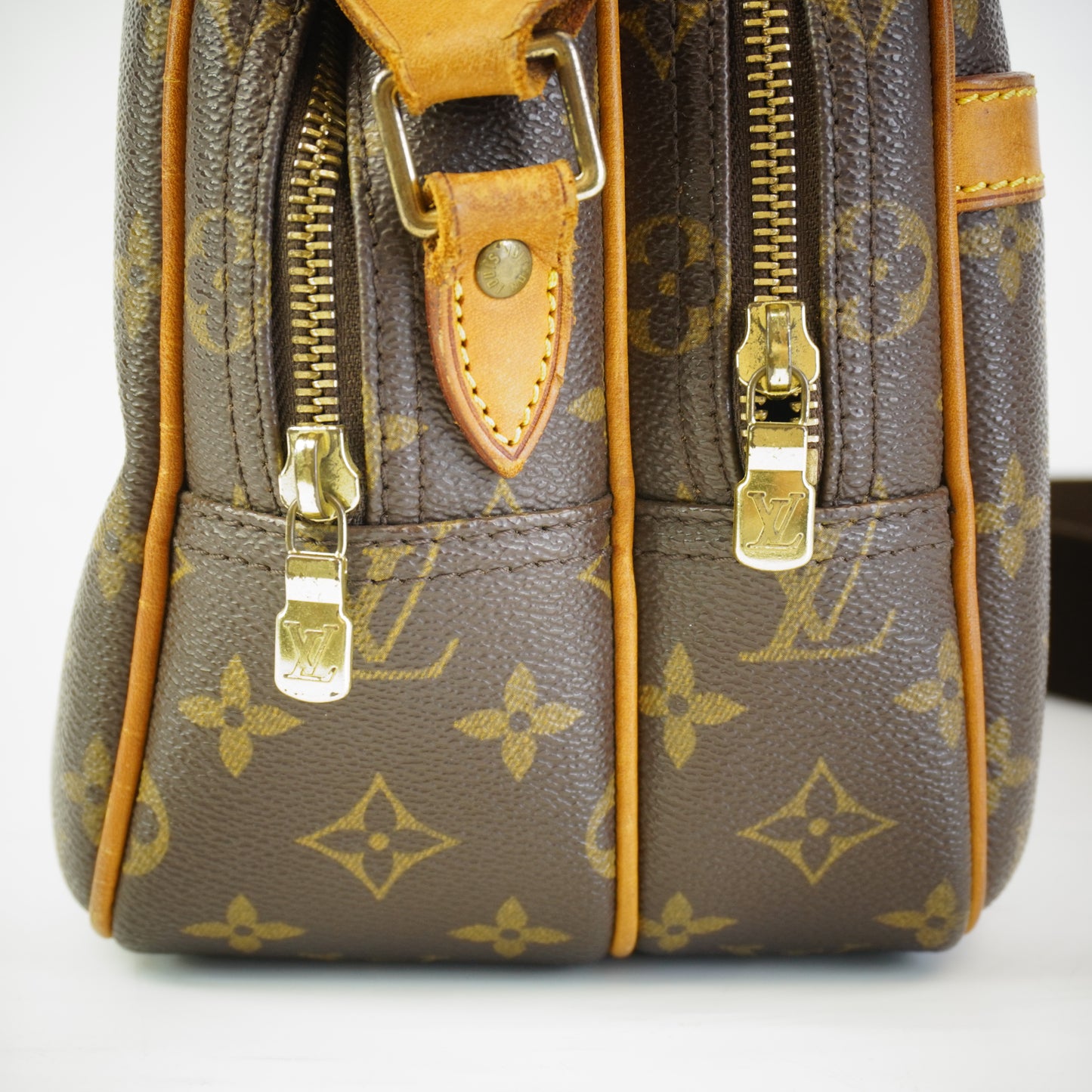Louis Vuitton	Reporter Bag GHW Medium