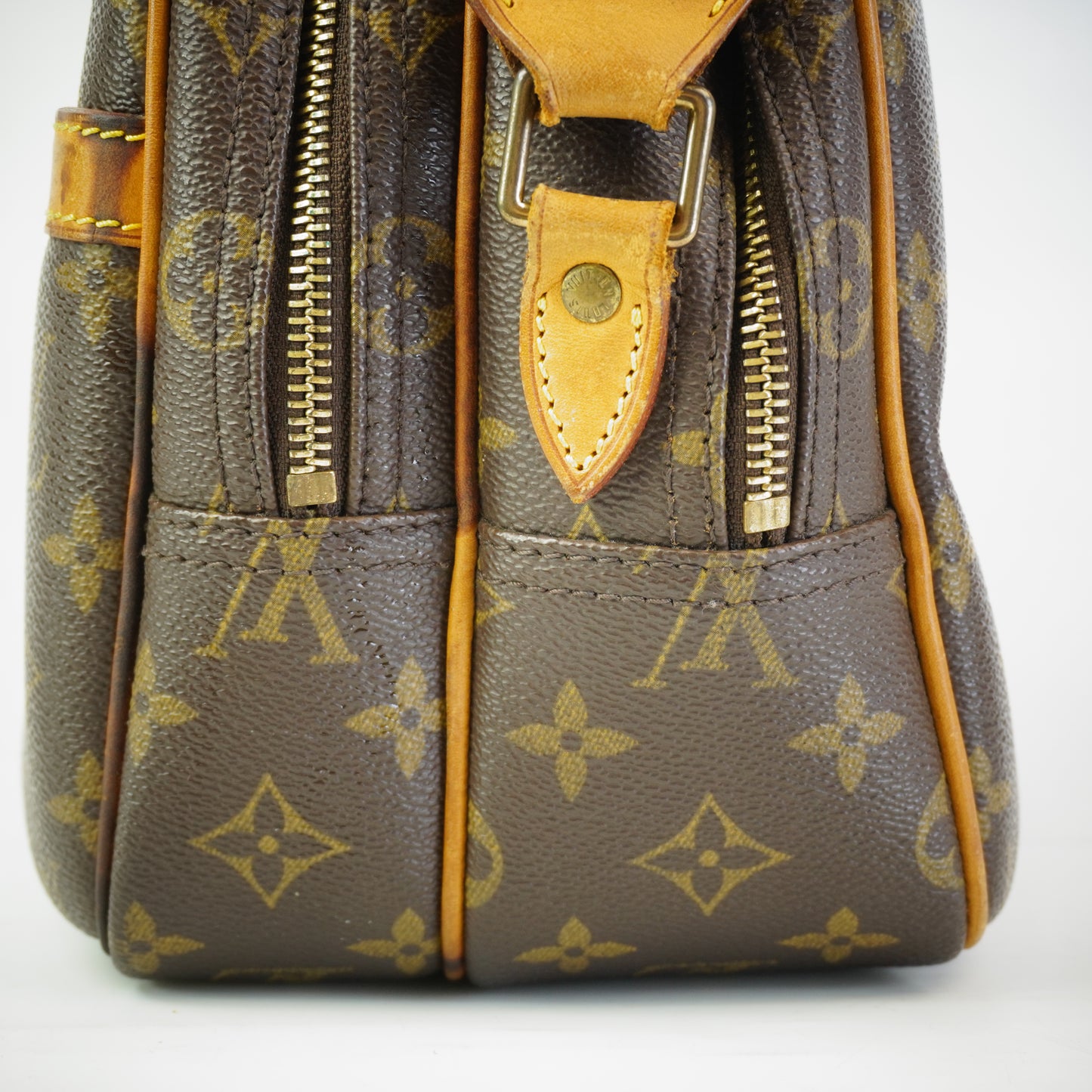 Louis Vuitton	Reporter Bag GHW Medium
