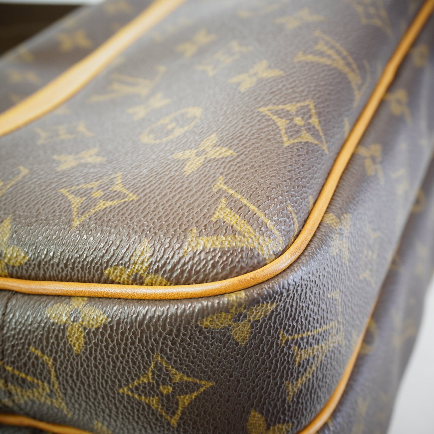 Louis Vuitton	Reporter Bag GHW Medium