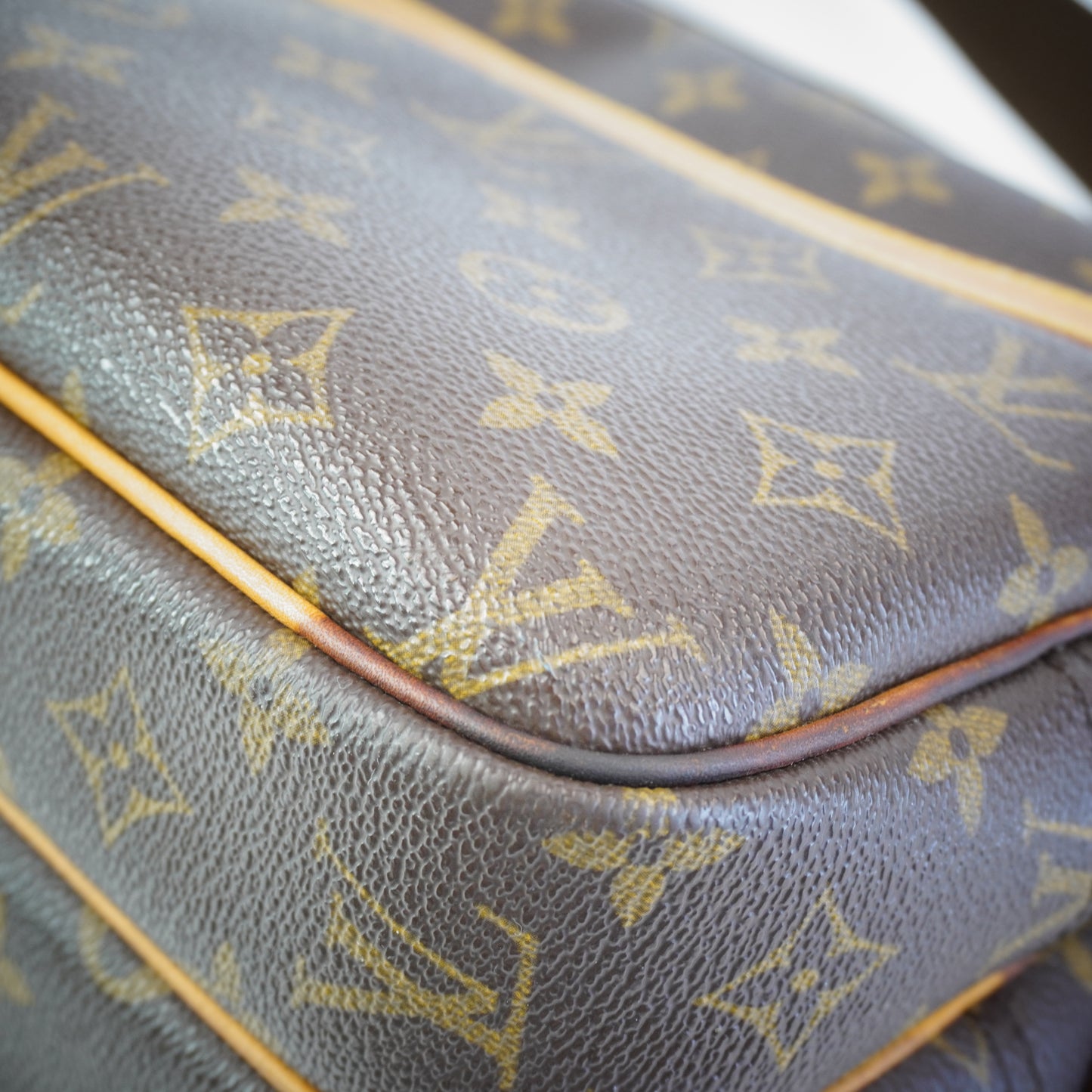 Louis Vuitton	Reporter Bag GHW Medium