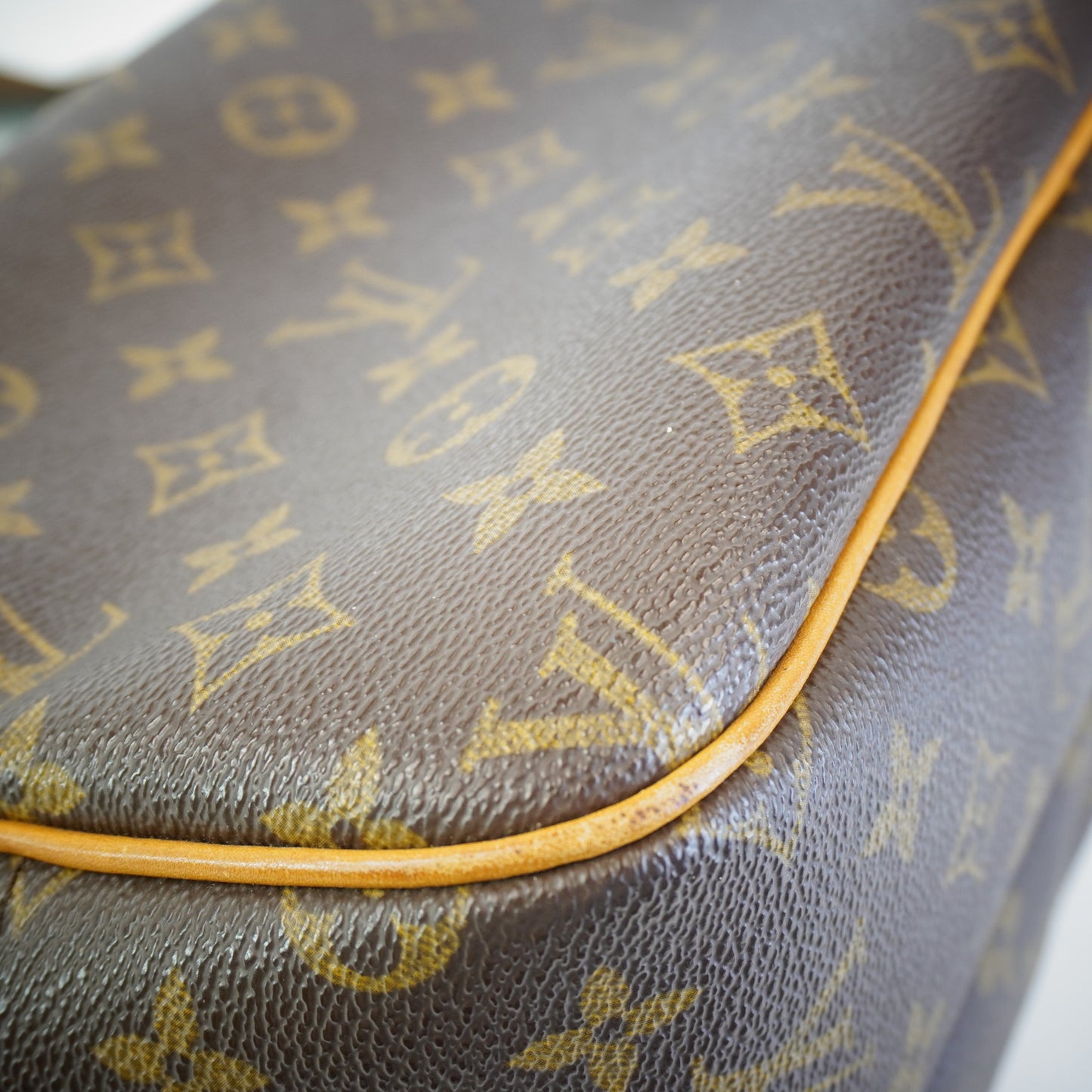 Louis Vuitton	Reporter Bag GHW Medium