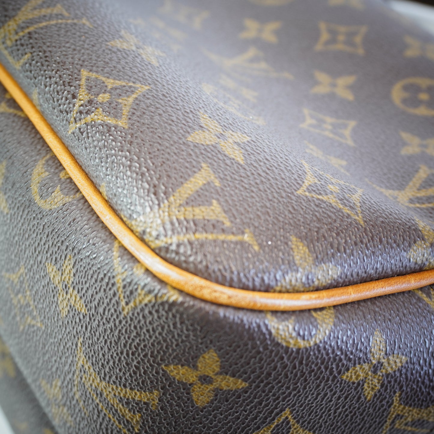 Louis Vuitton	Reporter Bag GHW Medium