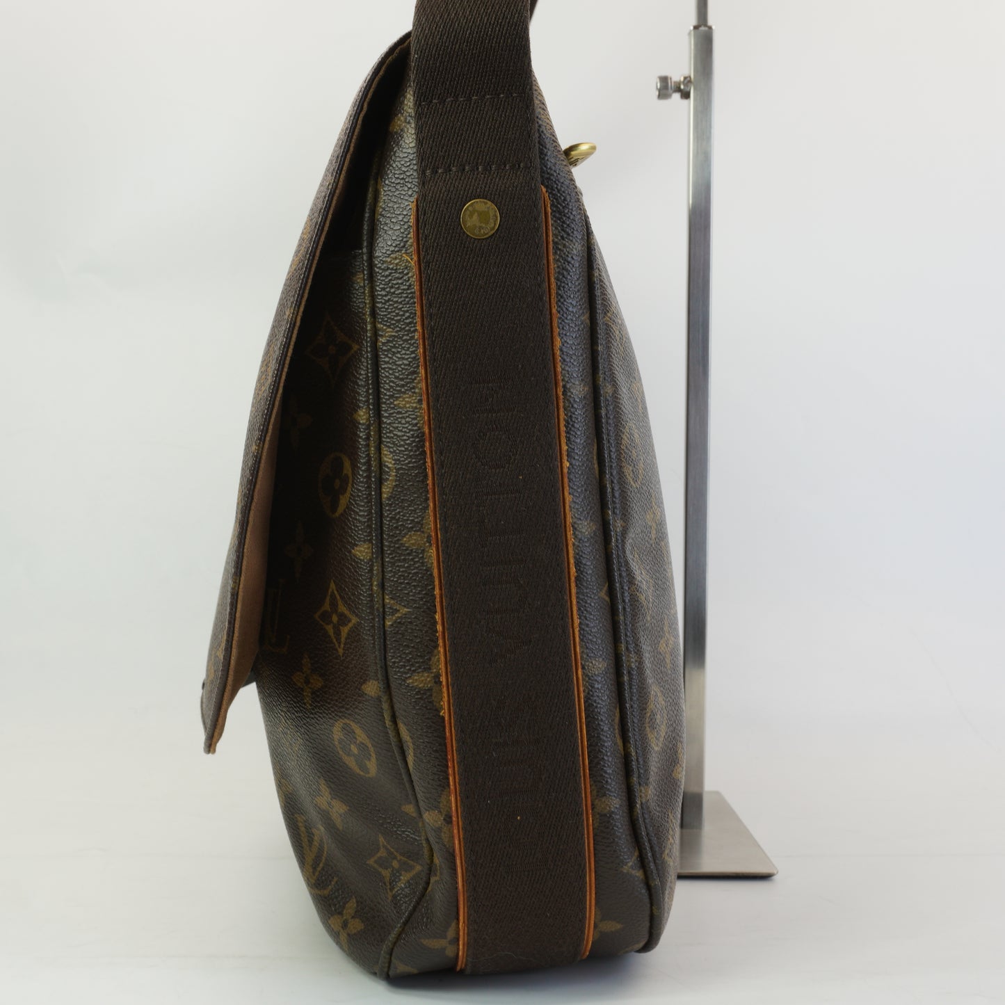 Louis Vuitton	Beaubourge MM Messenger Bag Mono GHW Large