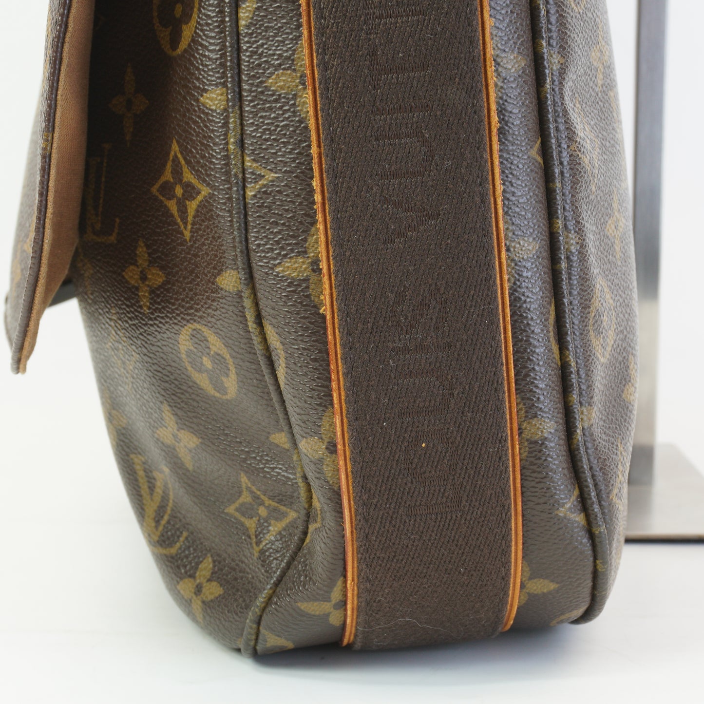 Louis Vuitton	Beaubourge MM Messenger Bag Mono GHW Large