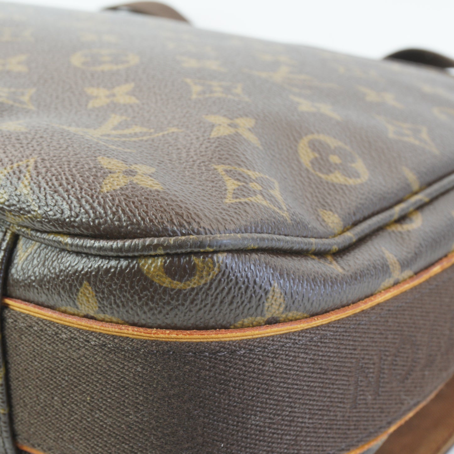 Louis Vuitton	Beaubourge MM Messenger Bag Mono GHW Large