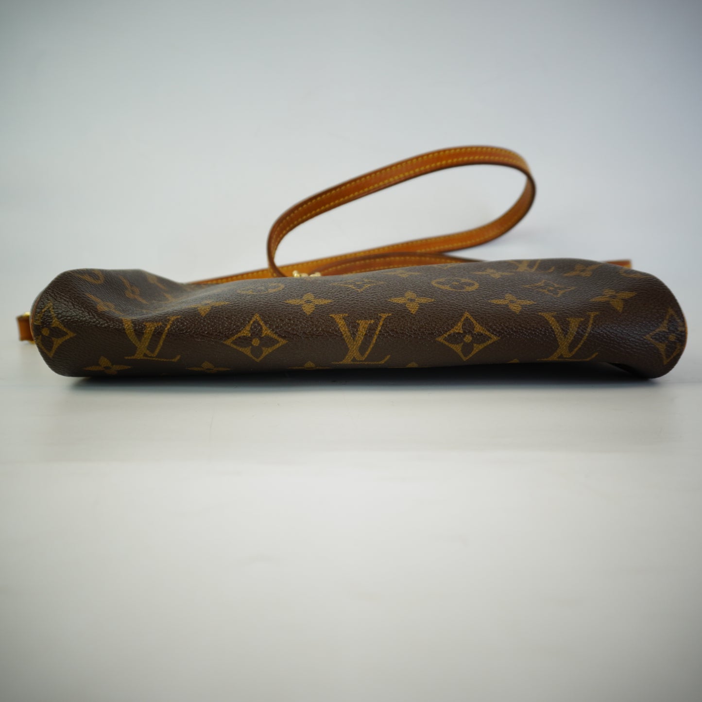Louis Vuitton	Eva Clutch Mono