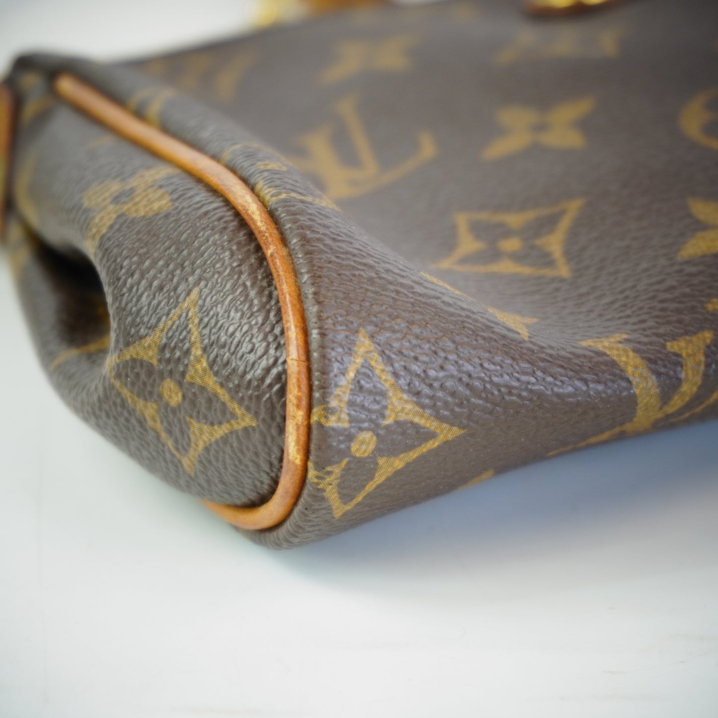 Louis Vuitton	Eva Clutch Mono