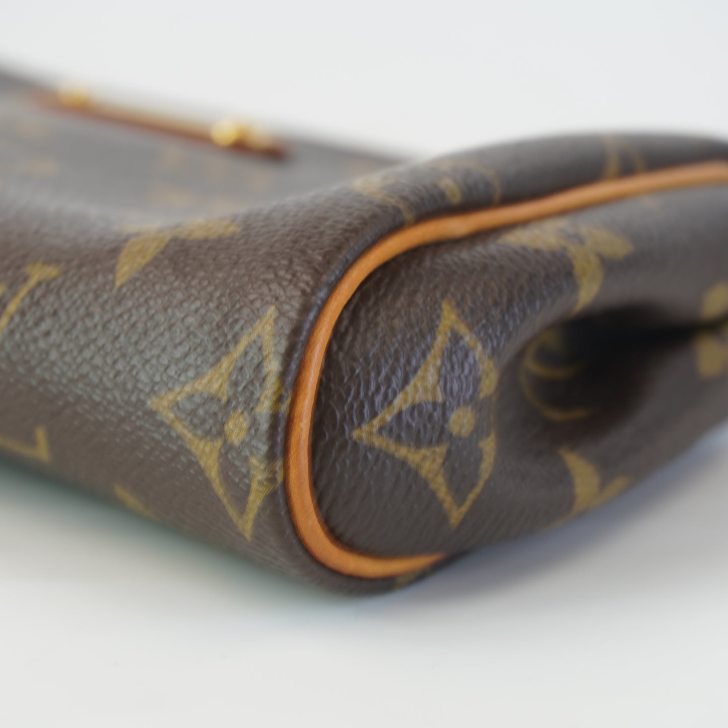 Louis Vuitton	Pochette Mono w/ Gold Tone