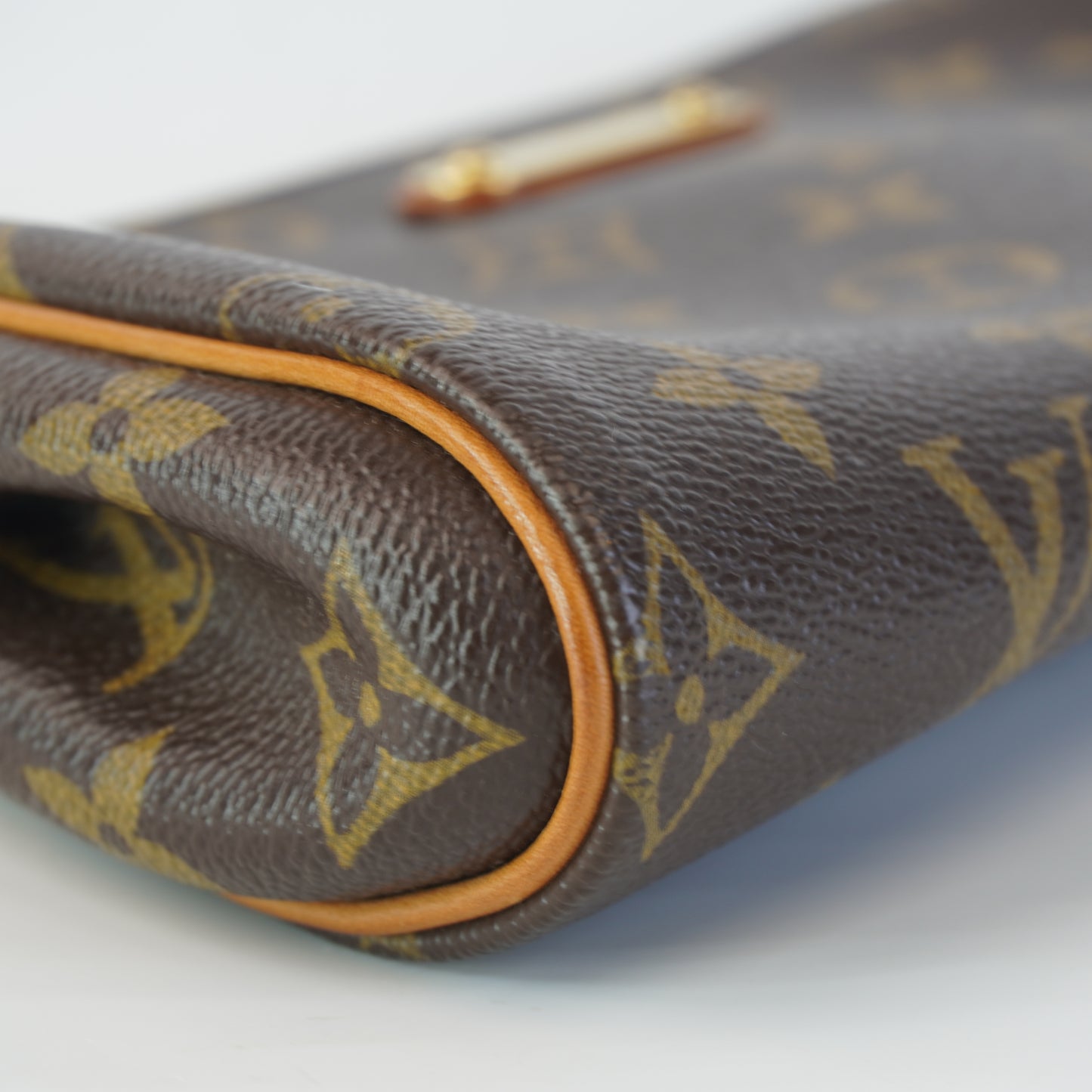 Louis Vuitton	Pochette Mono w/ Gold Tone