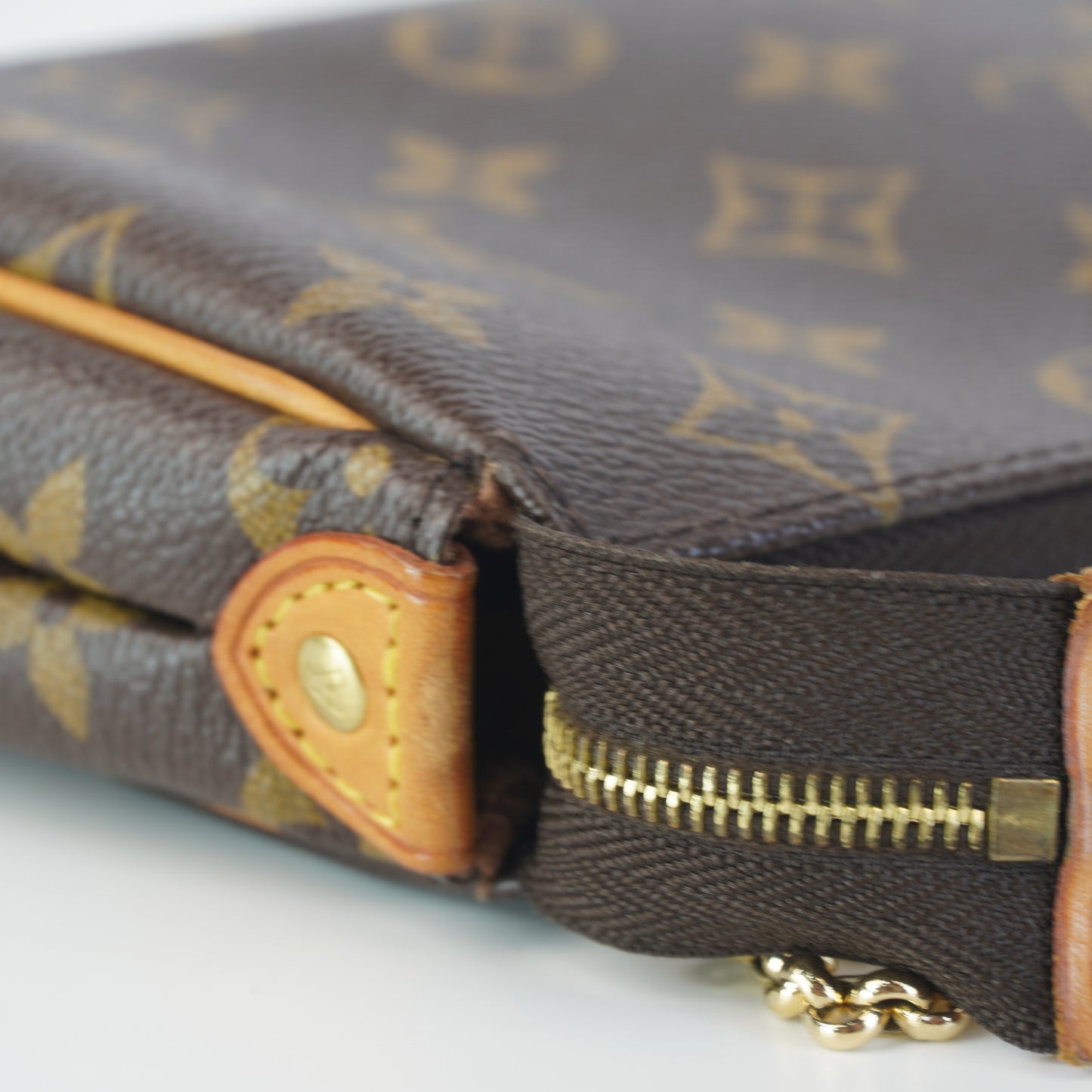 Louis Vuitton	Pochette Mono w/ Gold Tone