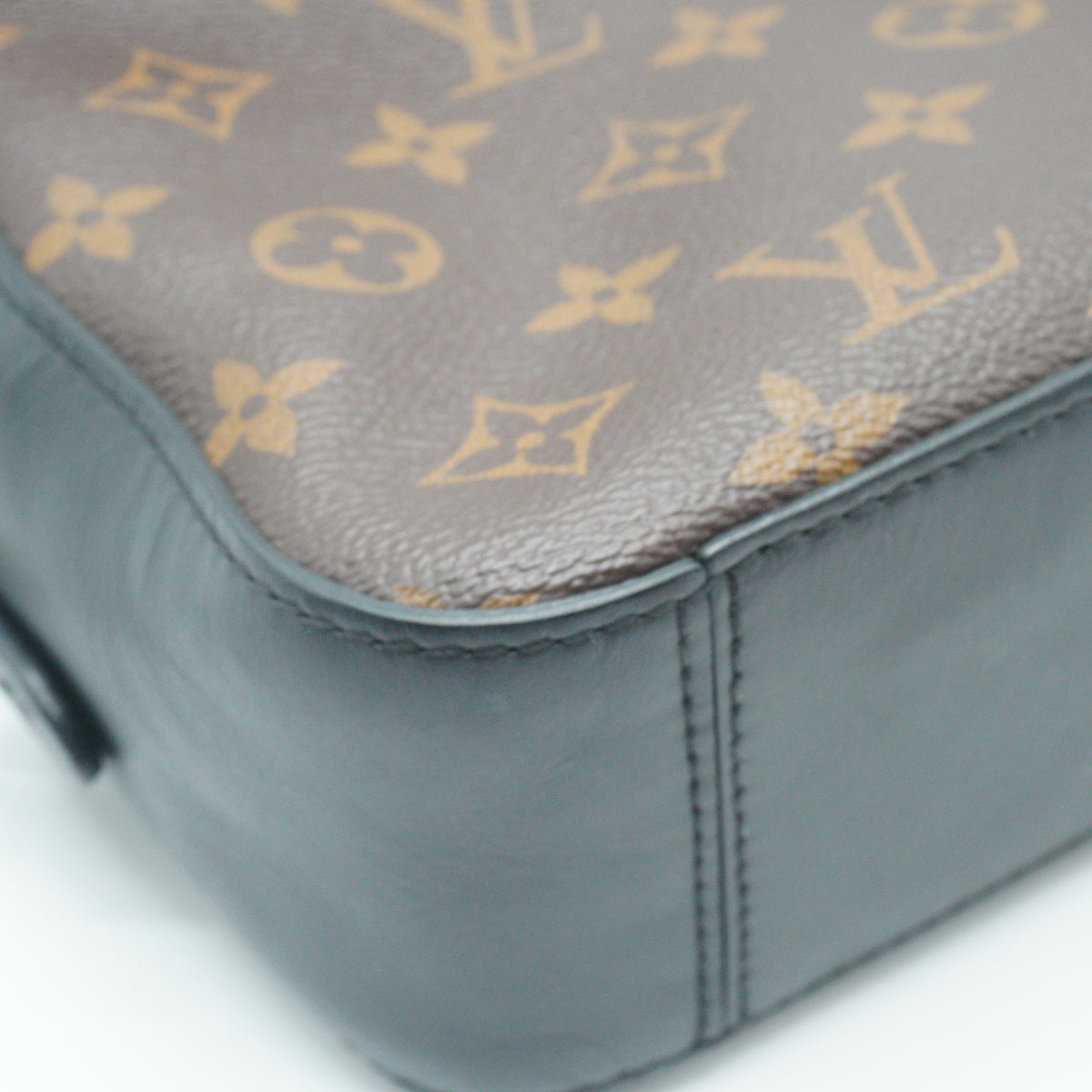 Louis Vuitton	Saintonge Monogram Crossbody Small GHW