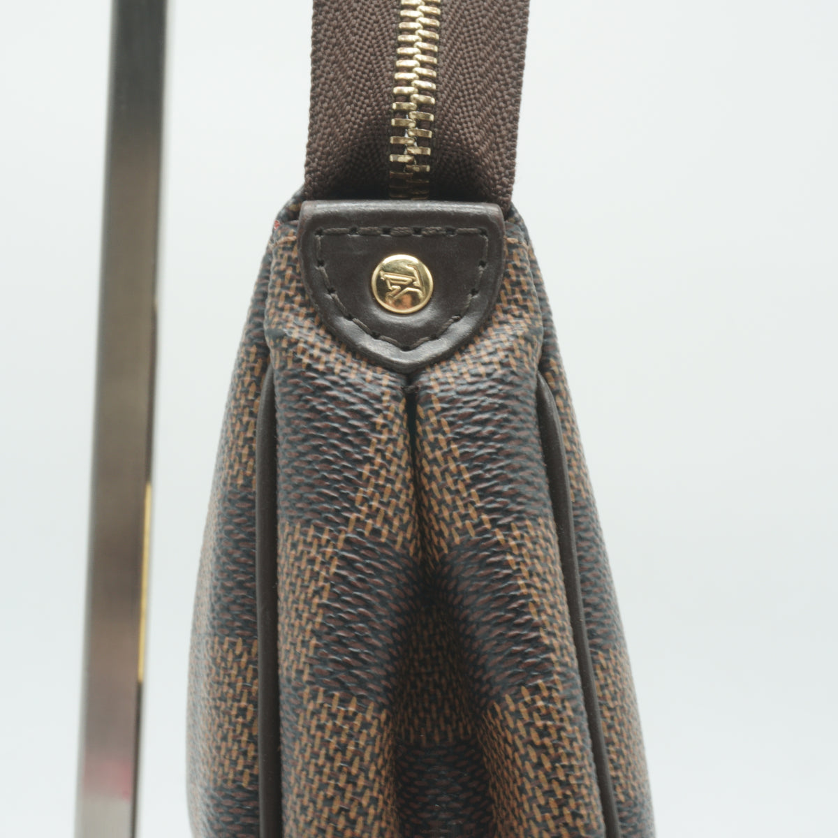 Louis Vuitton	Damier Ebene Eva Clutch Medium GHW