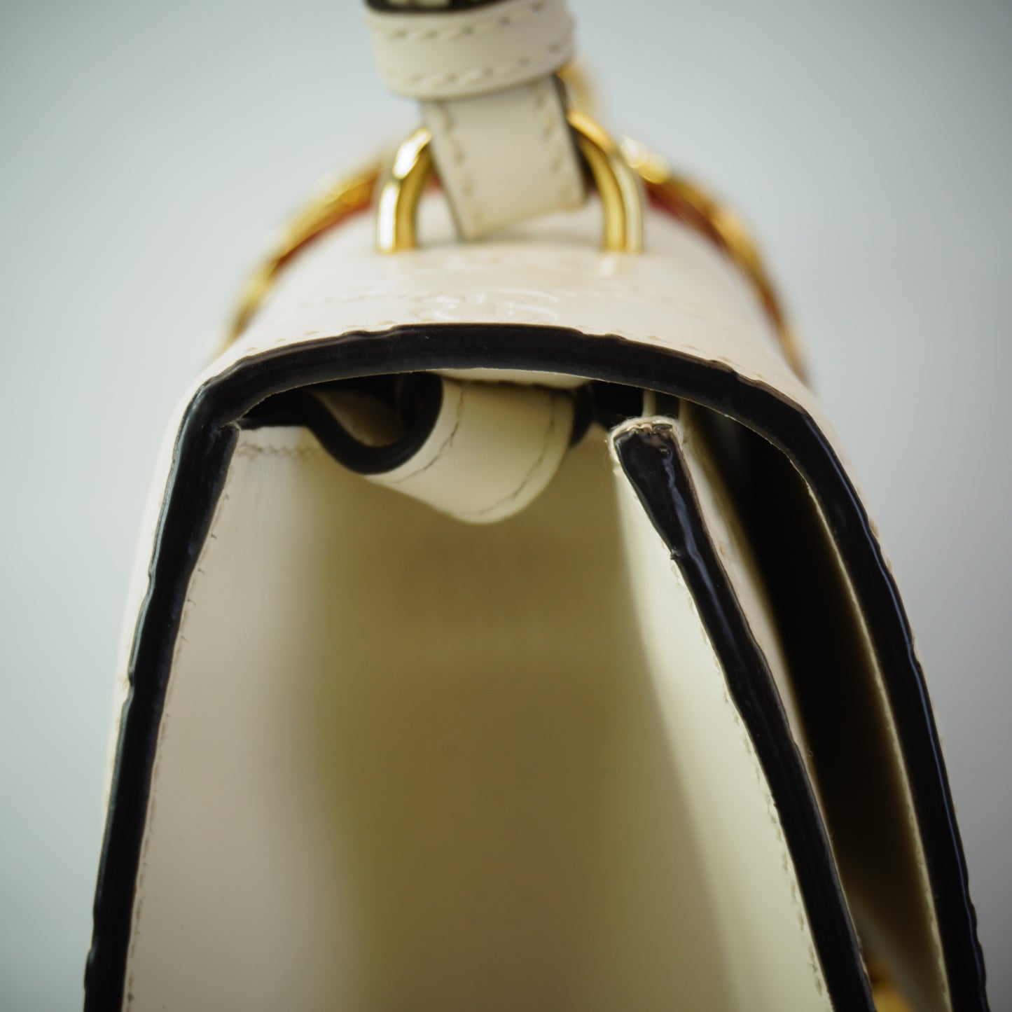 Gucci Sylvie White Signature Leather top Handle Stchel White/Red GHW