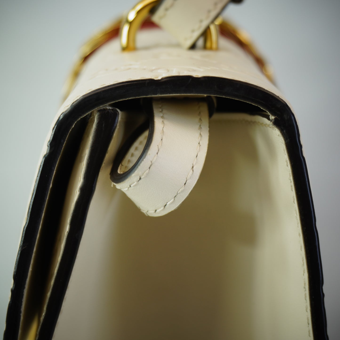 Gucci Sylvie White Signature Leather top Handle Stchel White/Red GHW