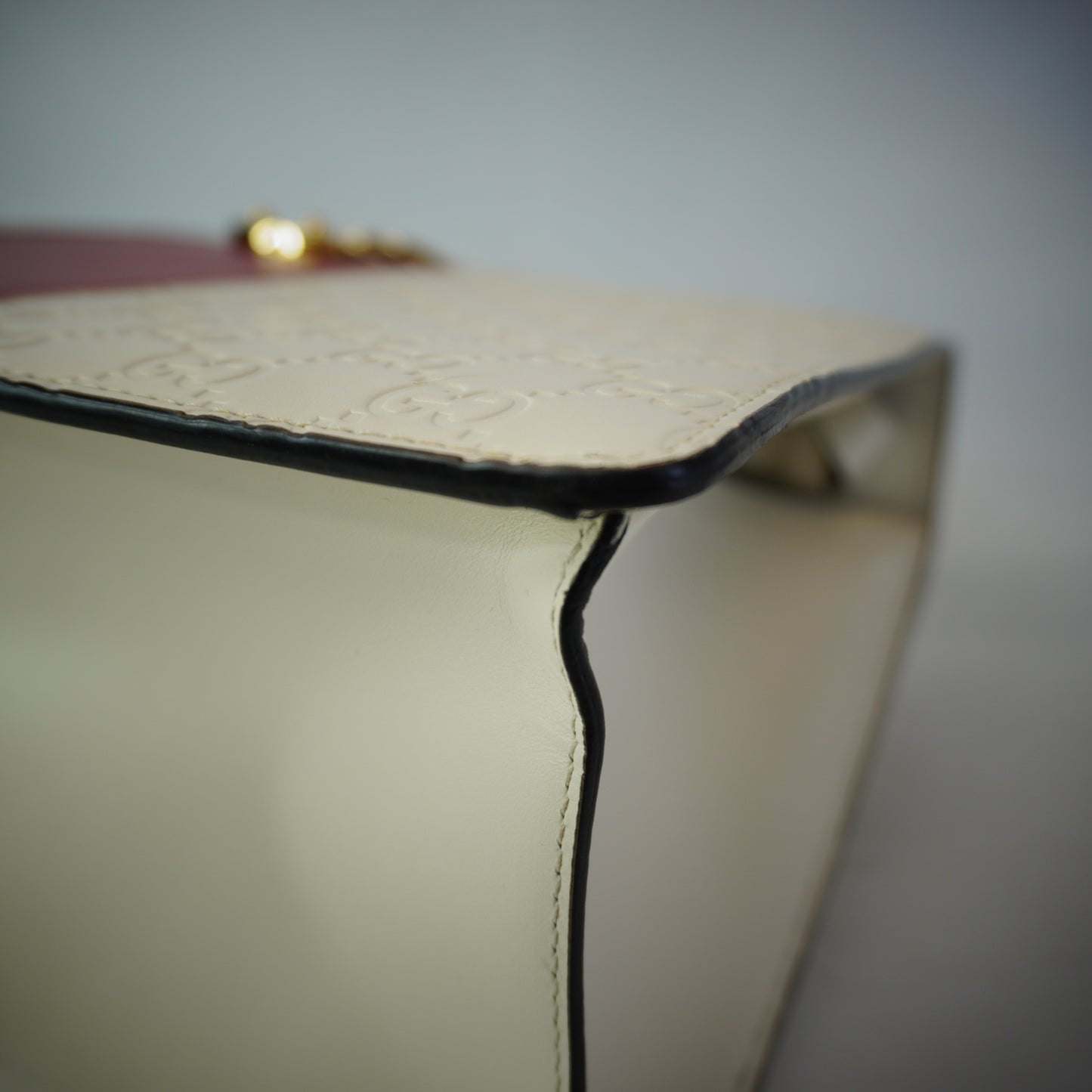 Gucci Sylvie White Signature Leather top Handle Stchel White/Red GHW
