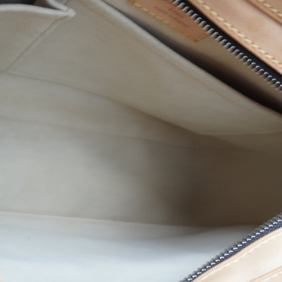 Louis Vuitton	Hudson GM Bag Monogram Canvas GHW