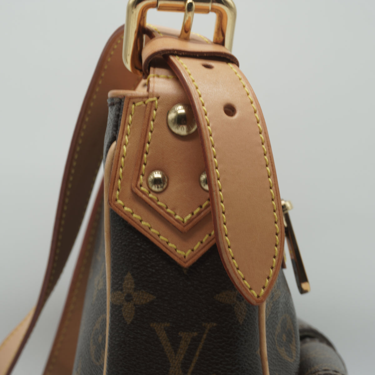 Louis Vuitton	Hudson GM Bag Monogram Canvas GHW