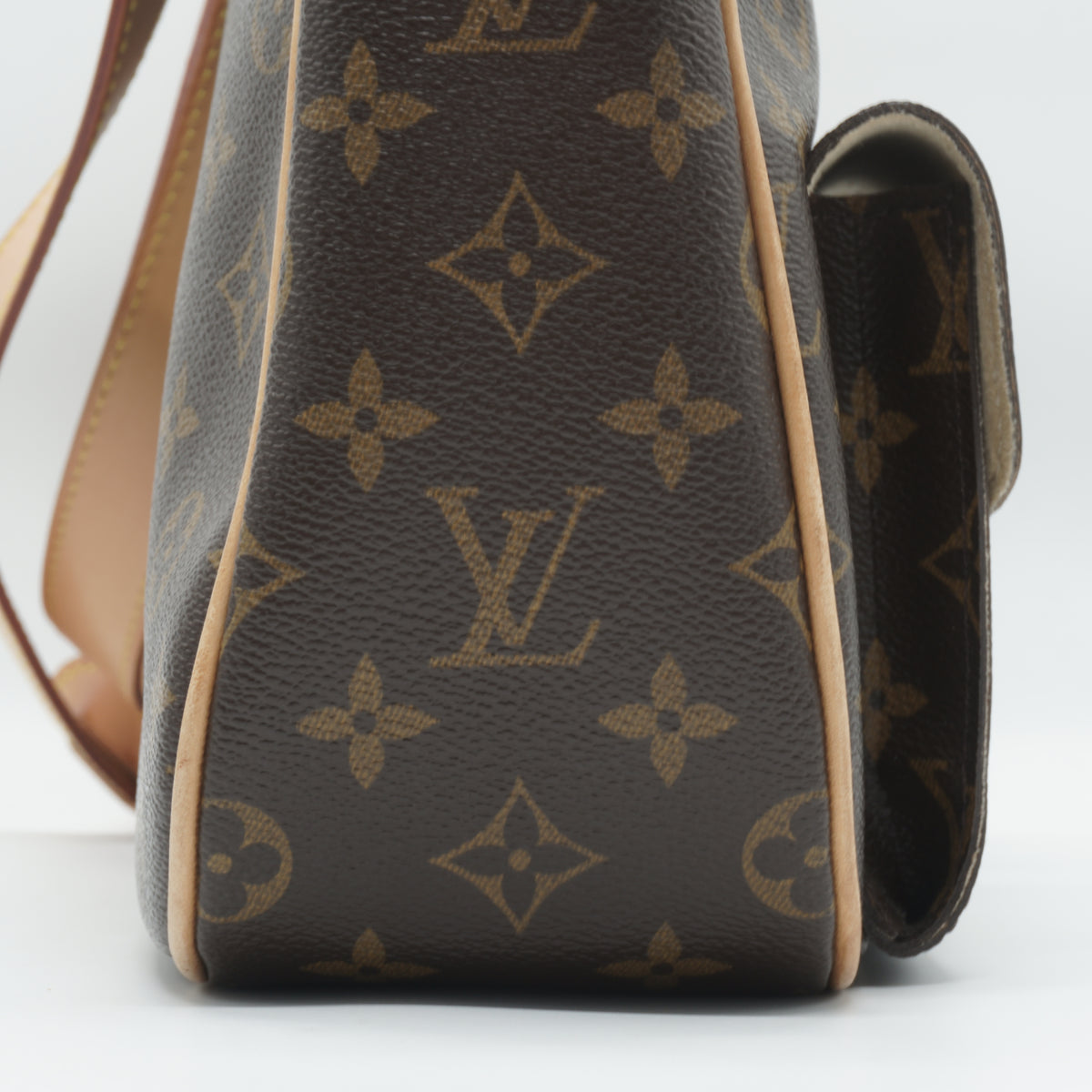 Louis Vuitton	Hudson GM Bag Monogram Canvas GHW
