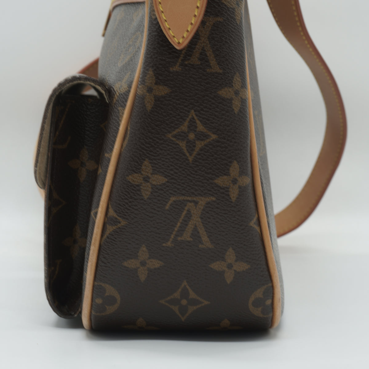 Louis Vuitton	Hudson GM Bag Monogram Canvas GHW