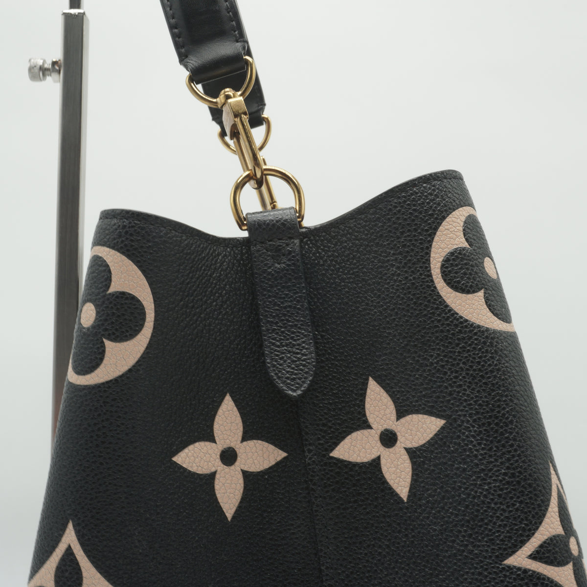 Louis Vuitton	Neo Neo MM Bucket Black GHW