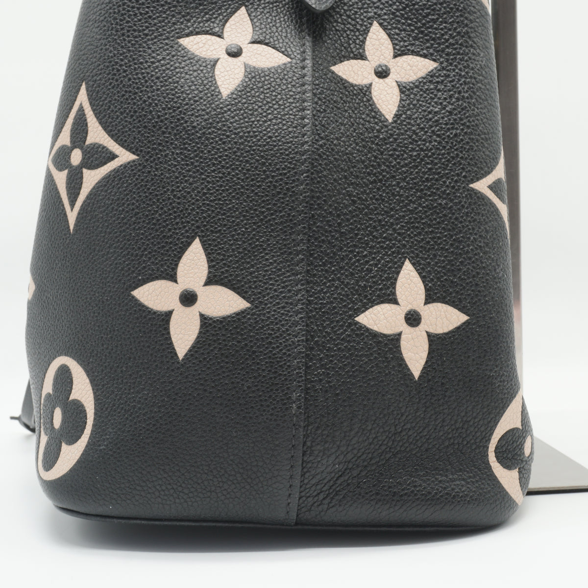 Louis Vuitton	Neo Neo MM Bucket Black GHW