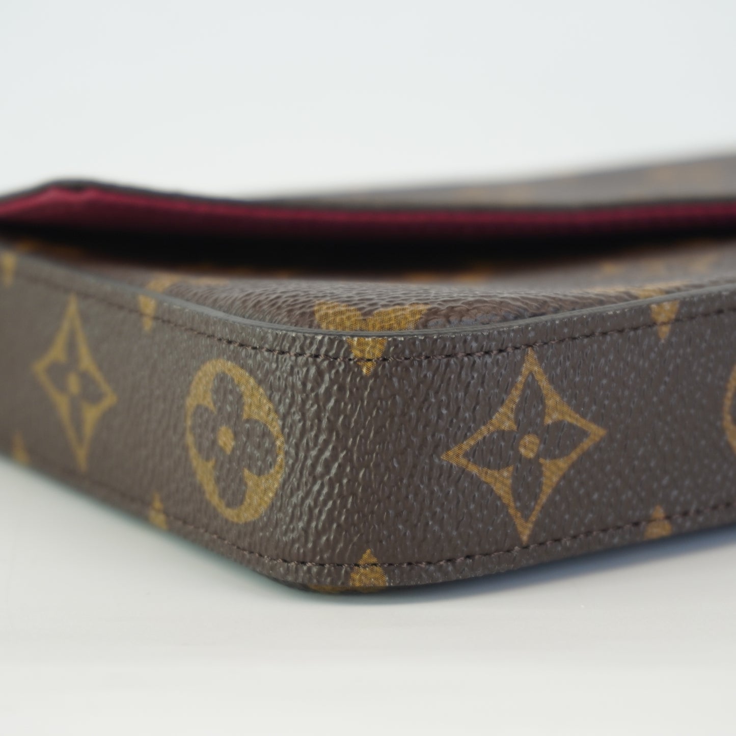 Louis Vuitton	Pochette Monogram