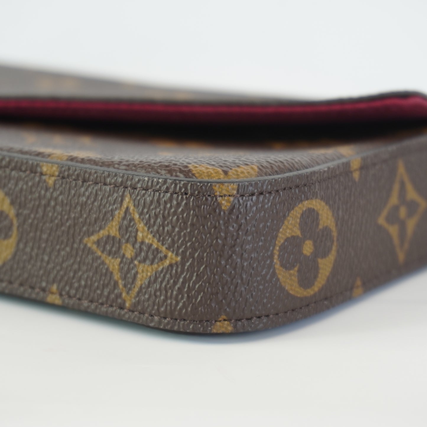 Louis Vuitton	Pochette Monogram