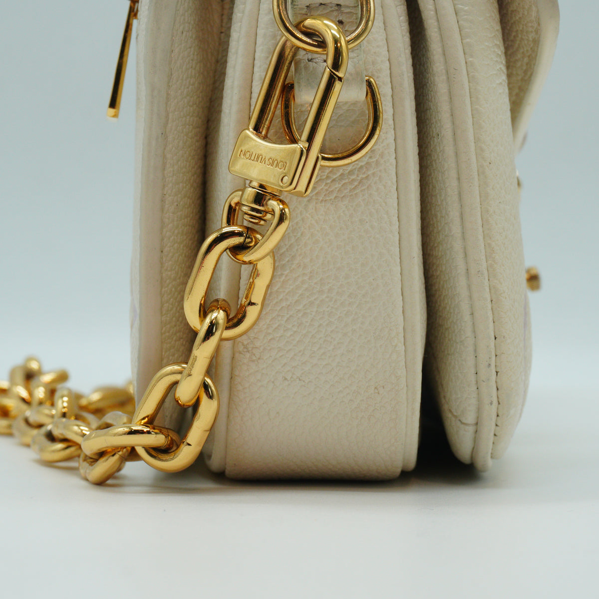 Louis Vuitton	Pochette Métis East West bag in the latte and bubble tea bicolour Small GHW