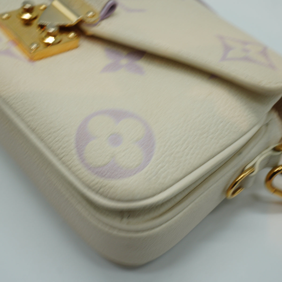 Louis Vuitton	Pochette Métis East West bag in the latte and bubble tea bicolour Small GHW