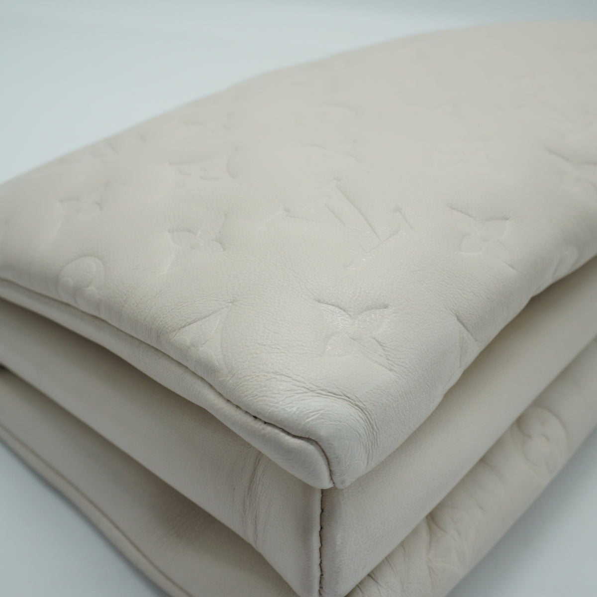 Louis Vuitton	Coussin PM Puffy Lambskin White Medium GHW