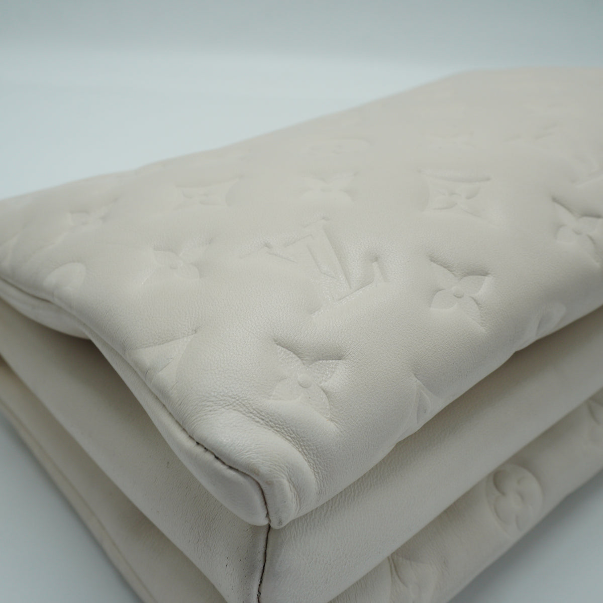 Louis Vuitton	Coussin PM Puffy Lambskin White Medium GHW