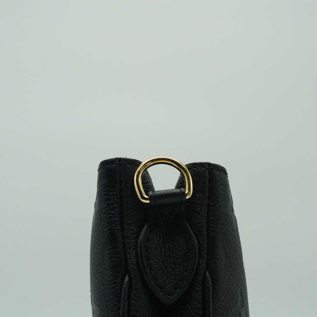 Louis Vuitton	Pochette Liv Monogram Small Black GHW