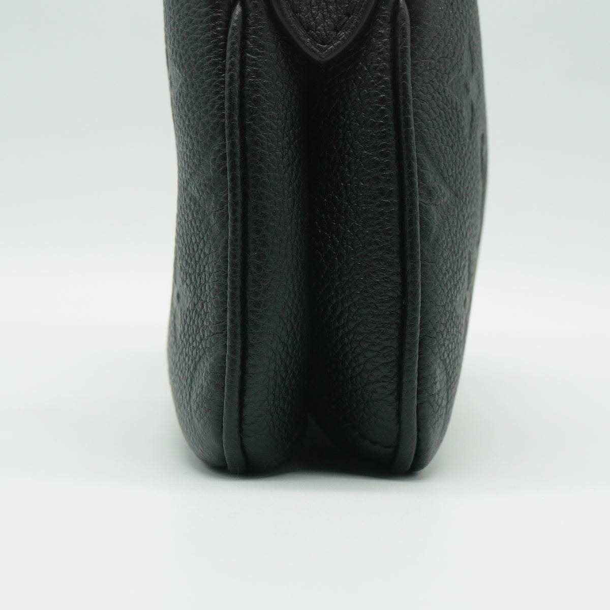 Louis Vuitton	Pochette Liv Monogram Small Black GHW