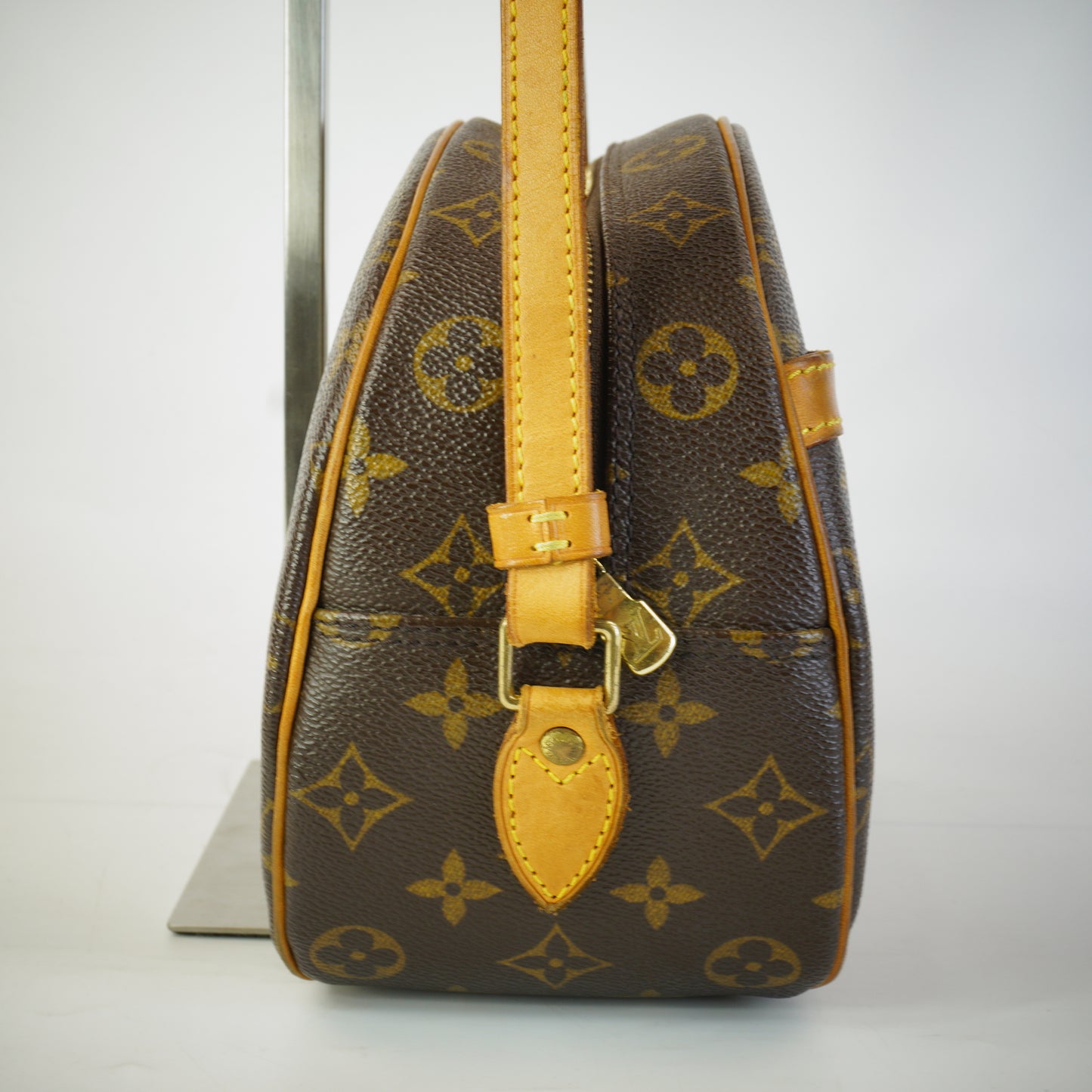 Louis Vuitton	Monogram Blois