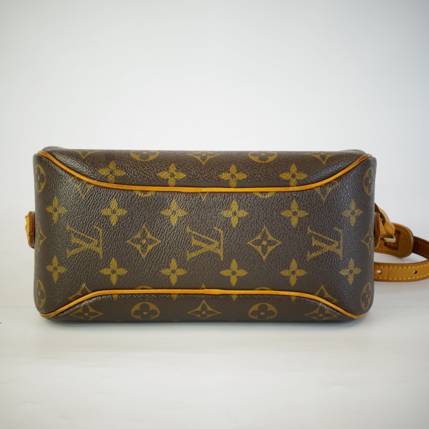Louis Vuitton	Monogram Blois