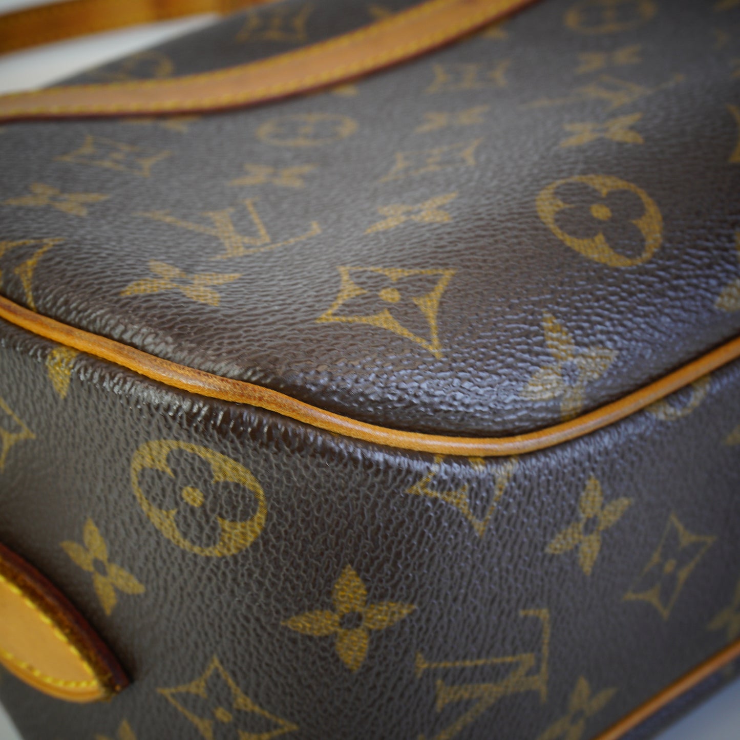 Louis Vuitton	Monogram Blois