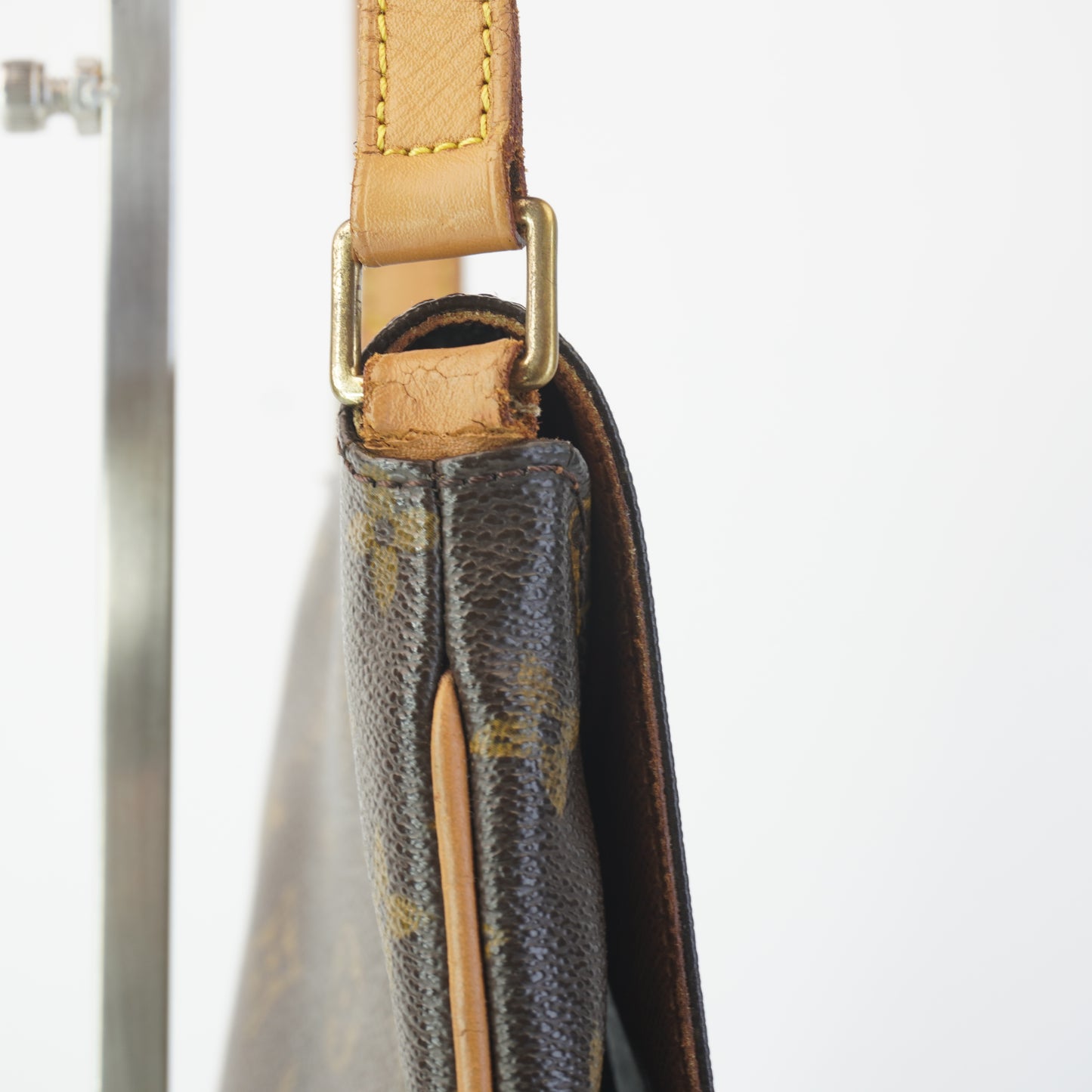 Louis Vuitton	Sling Bag Mono