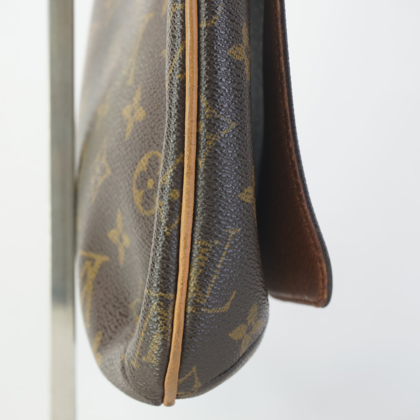 Louis Vuitton	Sling Bag Mono