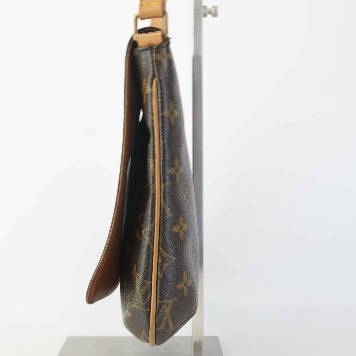 Louis Vuitton	Sling Bag Mono