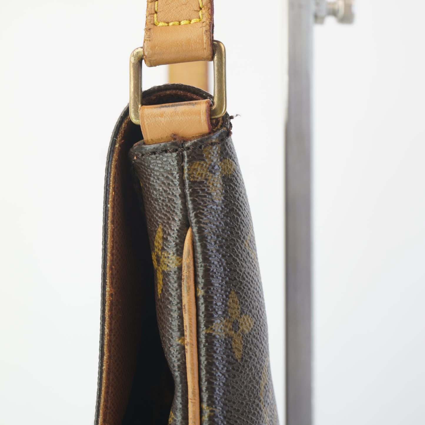 Louis Vuitton	Sling Bag Mono