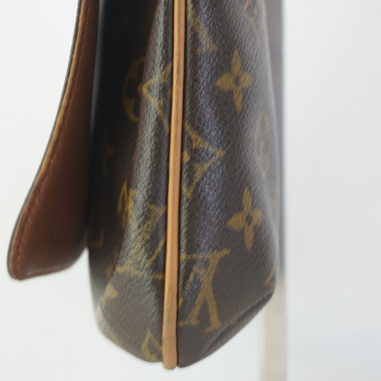 Louis Vuitton	Sling Bag Mono