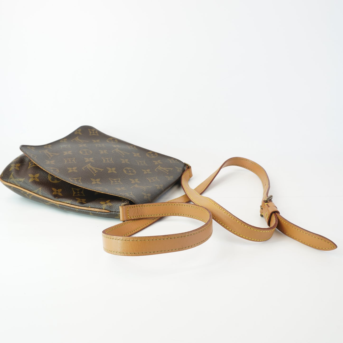 Louis Vuitton	Sling Bag Mono
