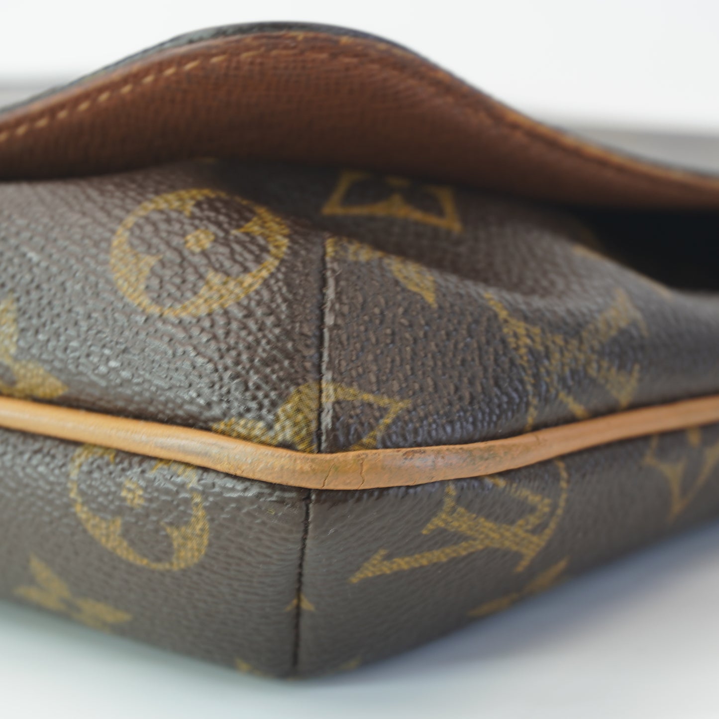 Louis Vuitton	Sling Bag Mono