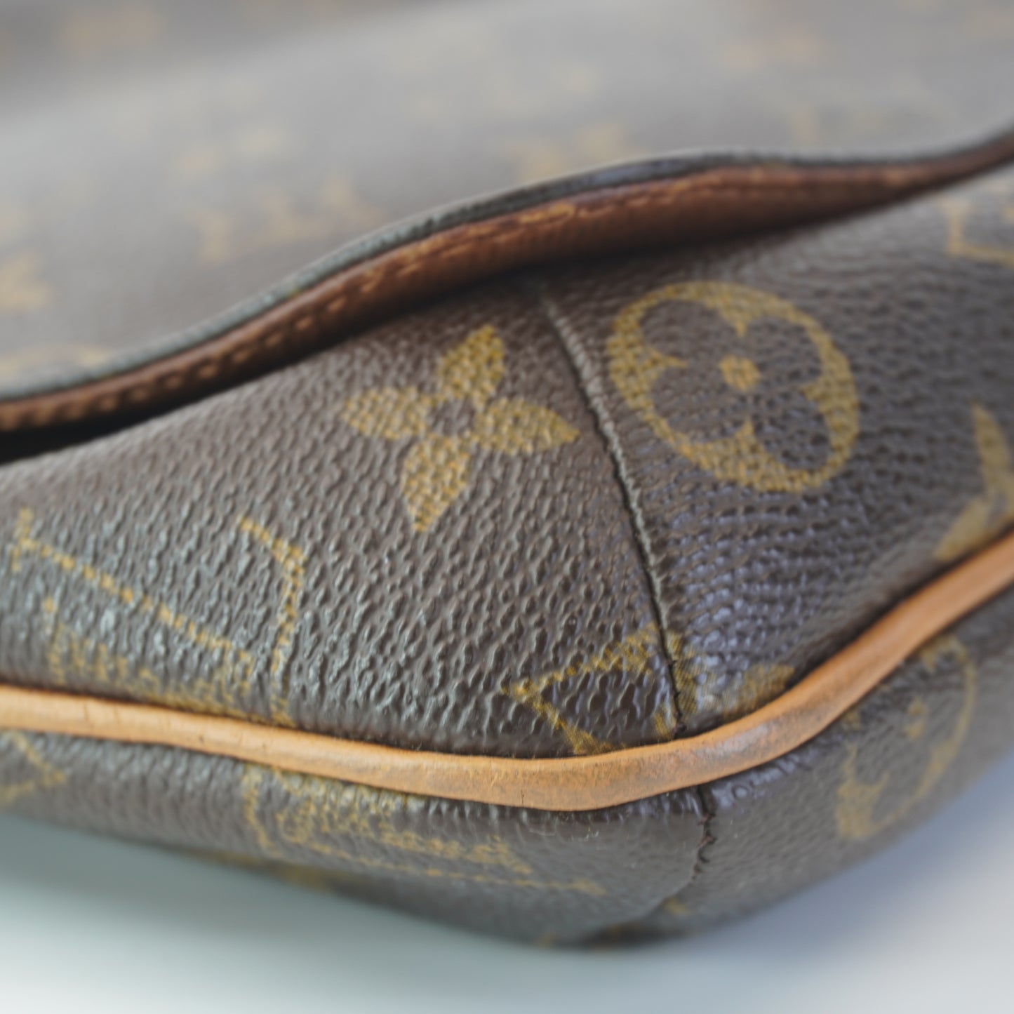 Louis Vuitton	Sling Bag Mono