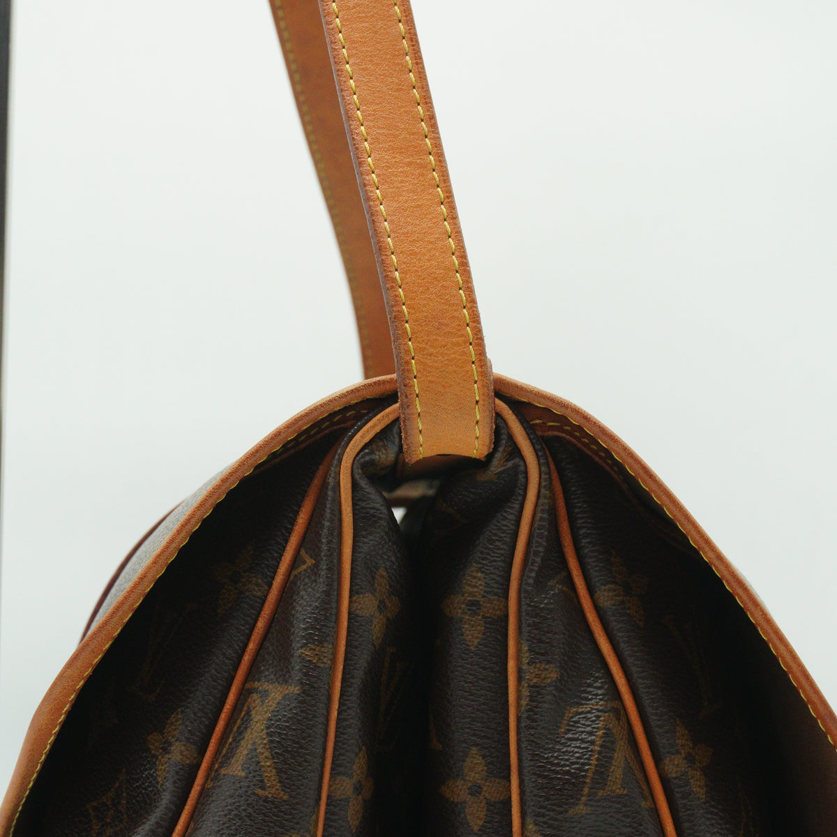 Louis Vuitton	Saumur 30 MM GHW
